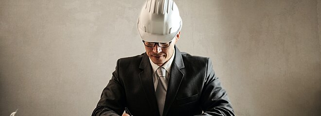 Na foto temos um arquiteto trabalhando em seu projeto 