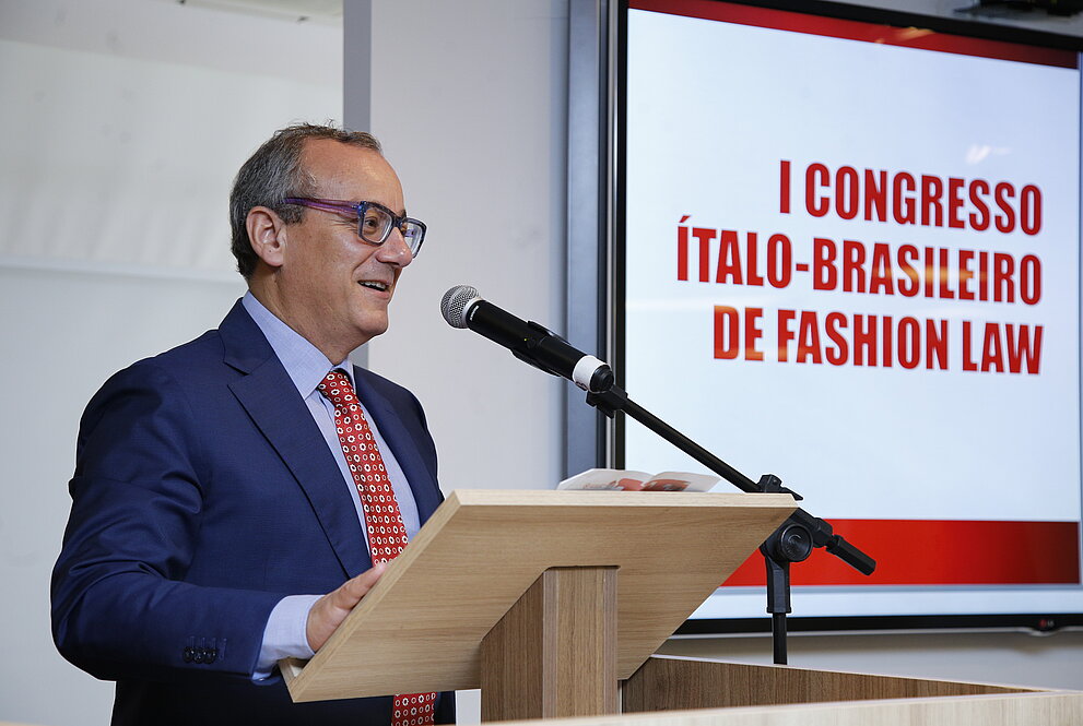 Filippo La Rosa discursando ao microfone