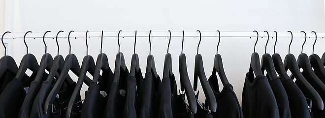 Cabide com roupas pretas