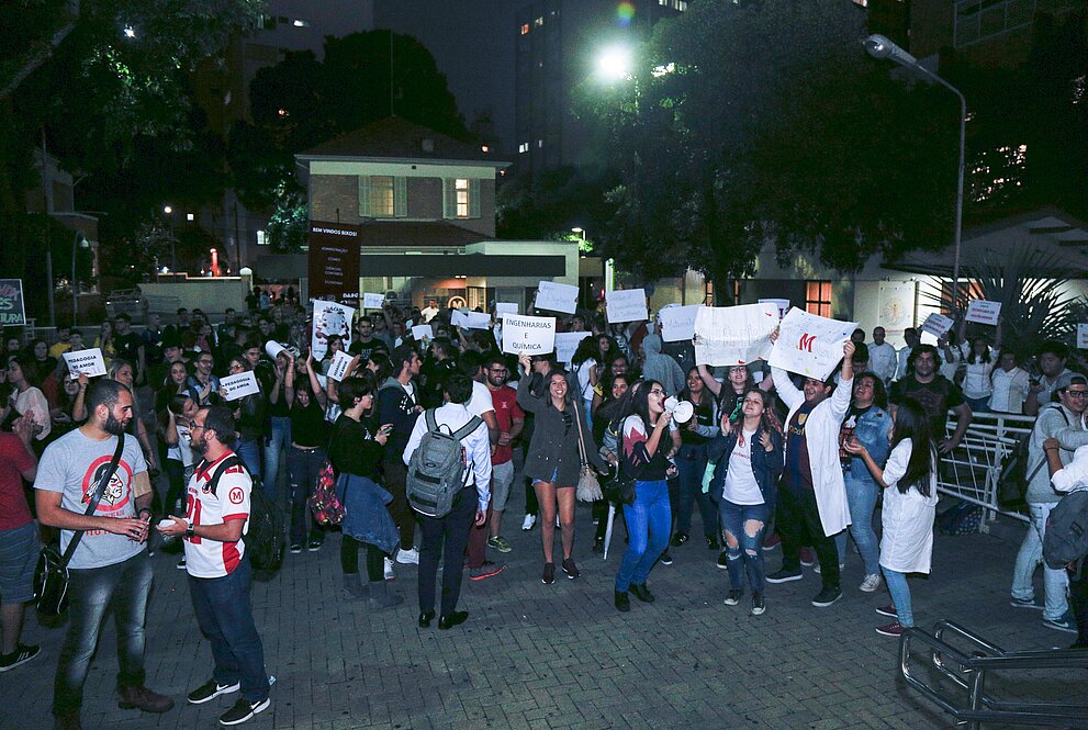 Veteranos reunindo calouros para realizarem tour pelo campus.