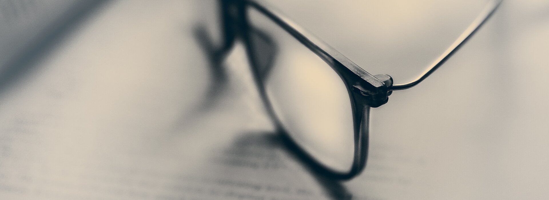 óculos sobre páginas de livro