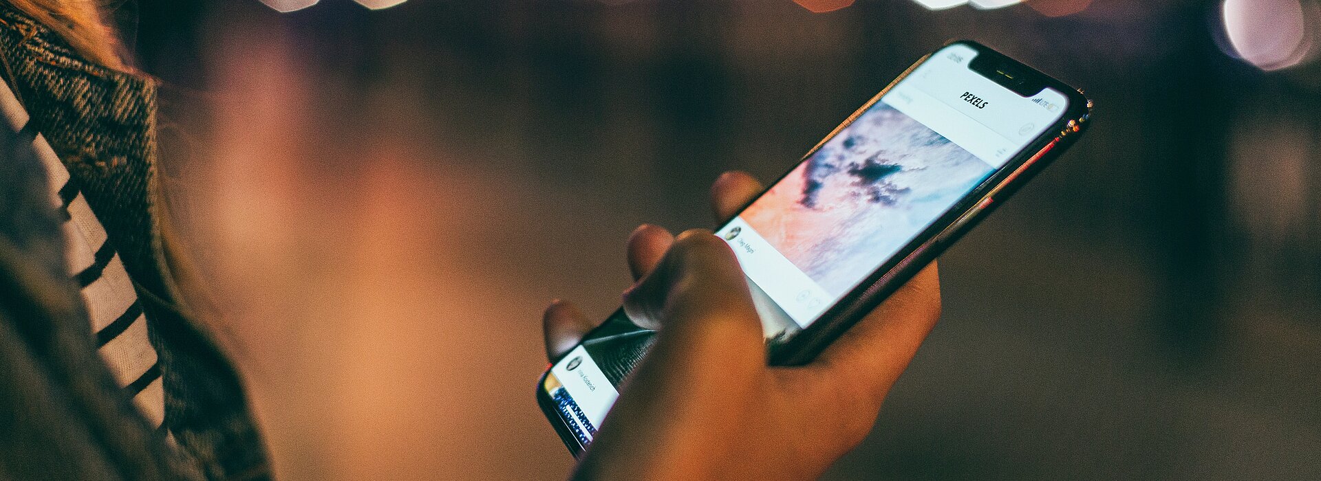 A imagem apresenta um celular aberto em uma página de aplicativo.