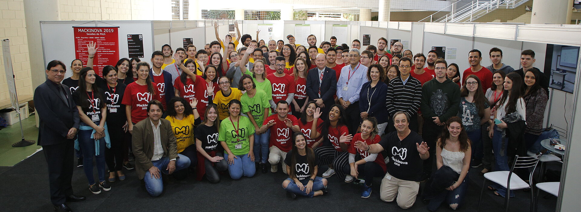 Participantes do MackInova posando para foto