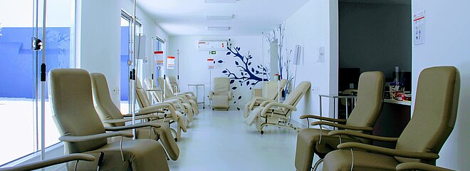 sala humanizada com poltronas para infusão de quimioterapia