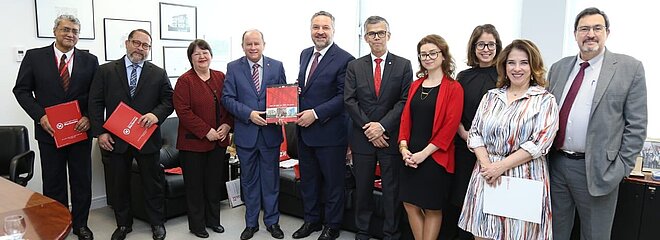 Comitiva canadense ao lado das autoridades mackenzistas