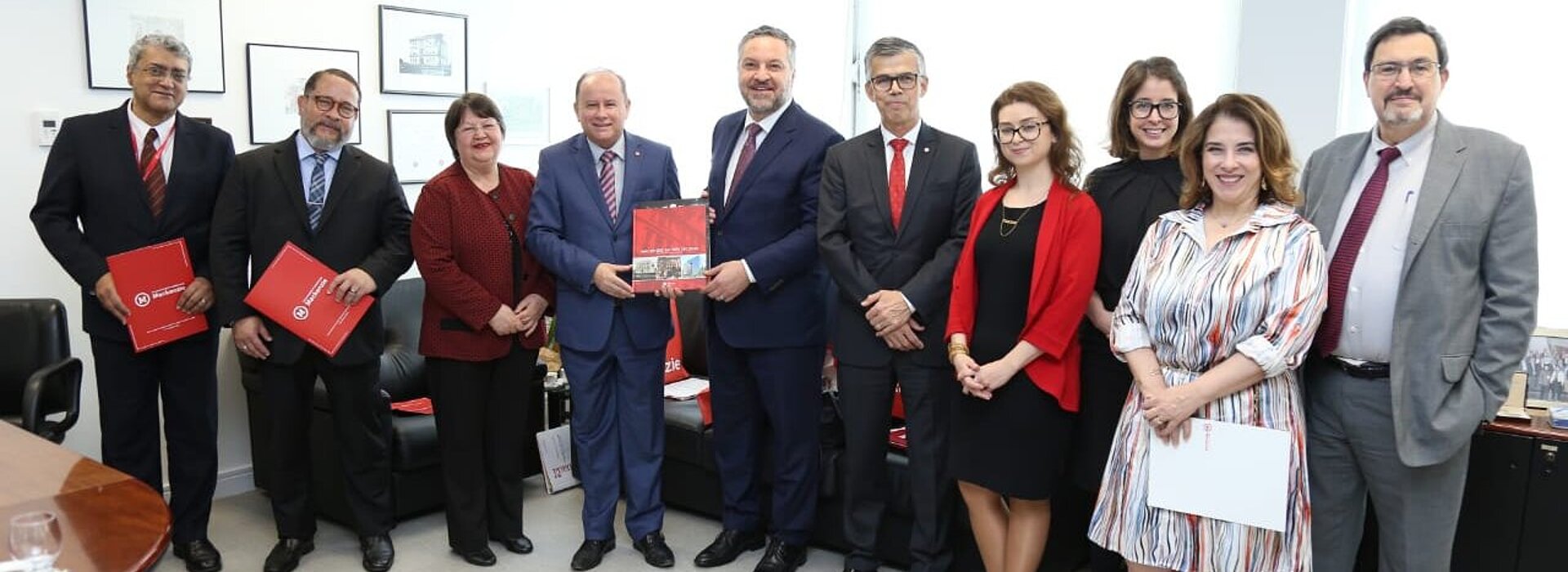 Comitiva canadense ao lado das autoridades mackenzistas