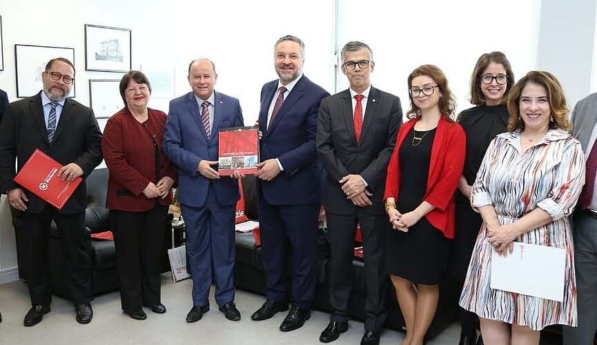 Comitiva canadense ao lado das autoridades mackenzistas