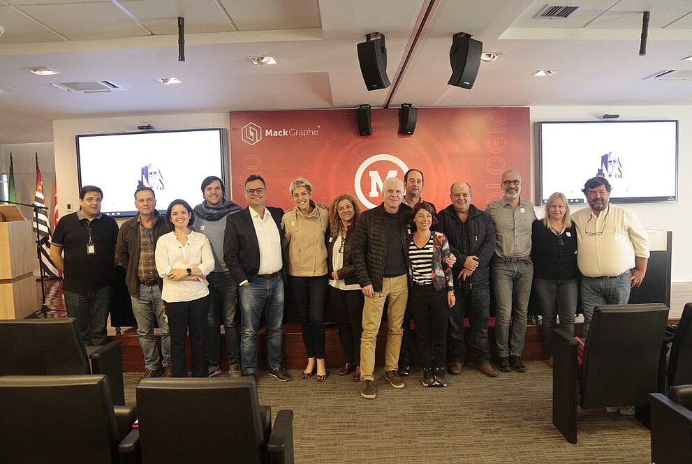 Jurados, professores e organizadores no auditório MackGraphe. 