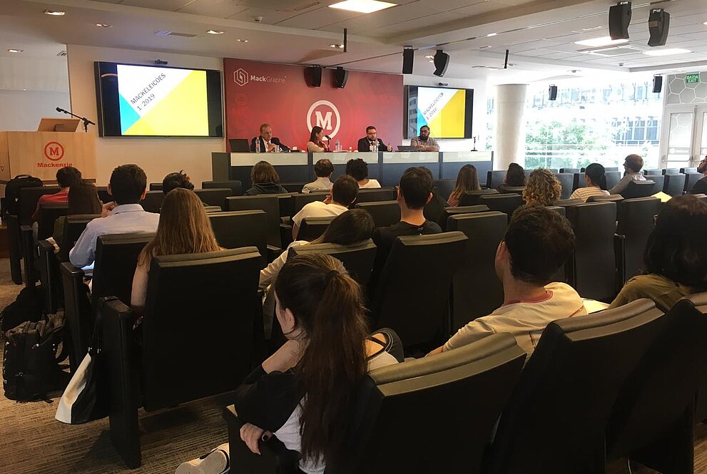 Auditório com ouvintes durante apresentação da palestra