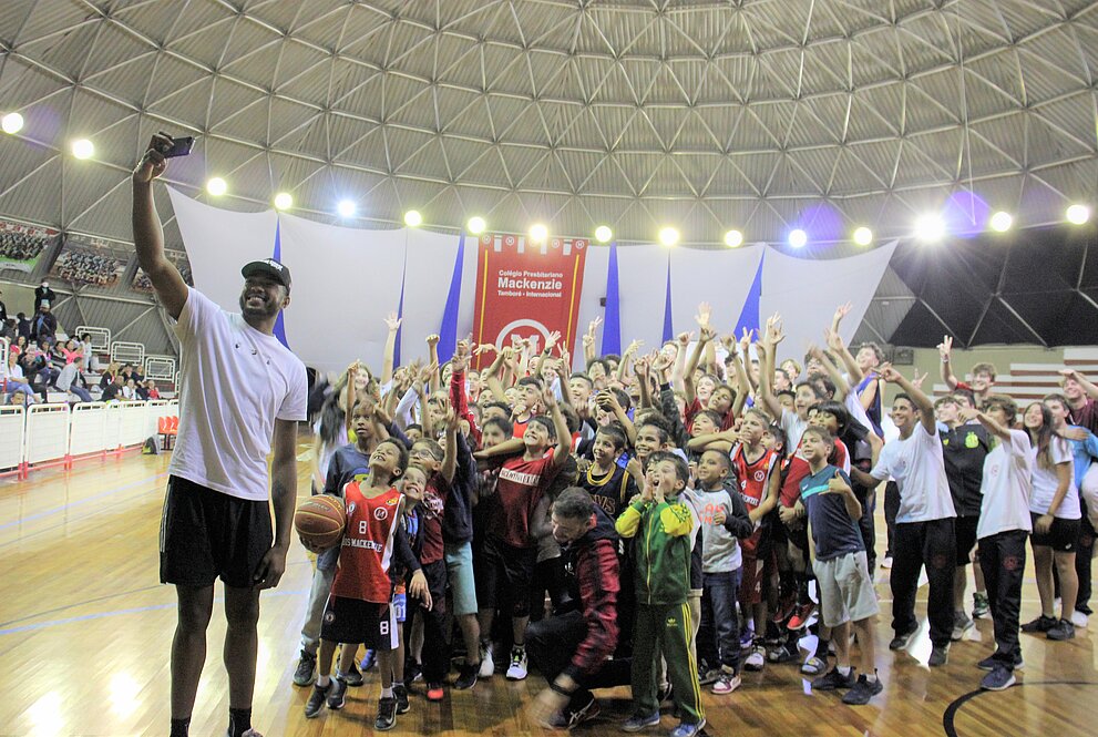 Bruno Caboclo junto aos integrantes do Projeto Bis. 