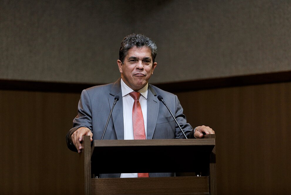 Vice-reitor do Mackenzie ao púlpito discursa para plateia