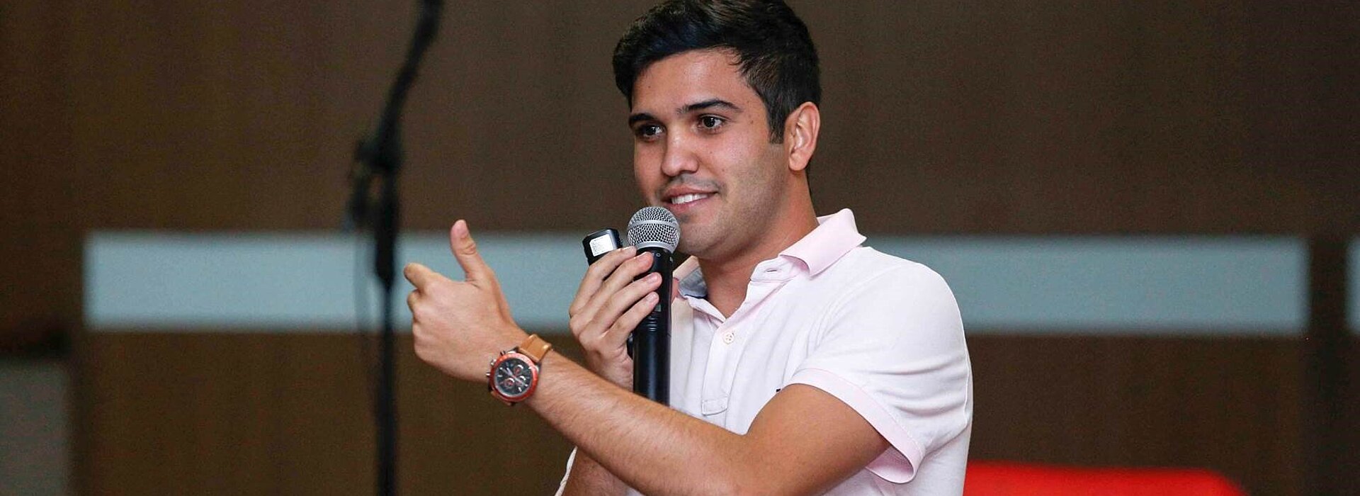 Renan Ferreirinha, de pé, falando com os alunos.