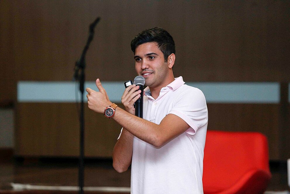 Renan Ferreirinha, de pé, falando com os alunos.