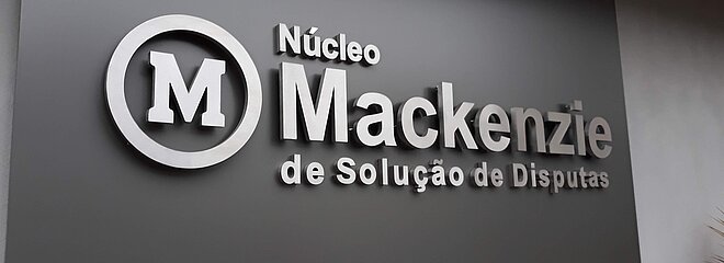 Placa em aço como o nome do Núcleo