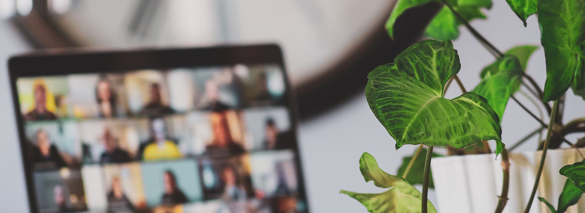 Na foto temos um notebook com a tela aberta em uma videoconferência