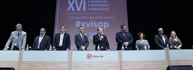 Pessoas em pé, ao lado uma da outra