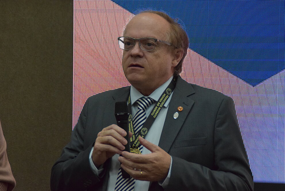 Diretor da EE, Marcos Massi, com a medalha 21 de março. 