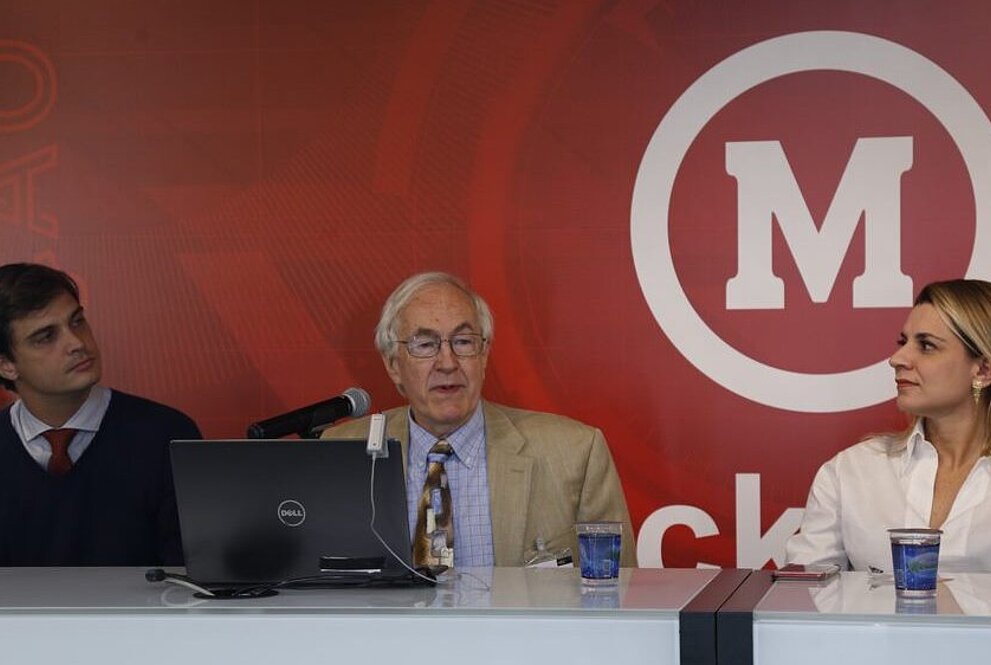 Da esquerda para a direita: Pedro Buck, Richard Roe e Regina Jorgeti. Todos sentados na mesa de apresentação.