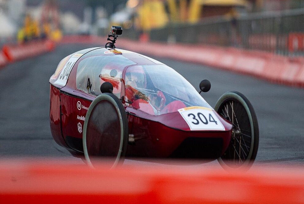 Carro elétrico pequeno em formato de uma pequena pílula