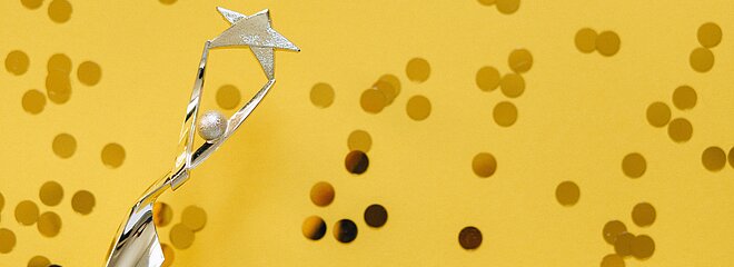 Troféu dourado em fundo amarelo