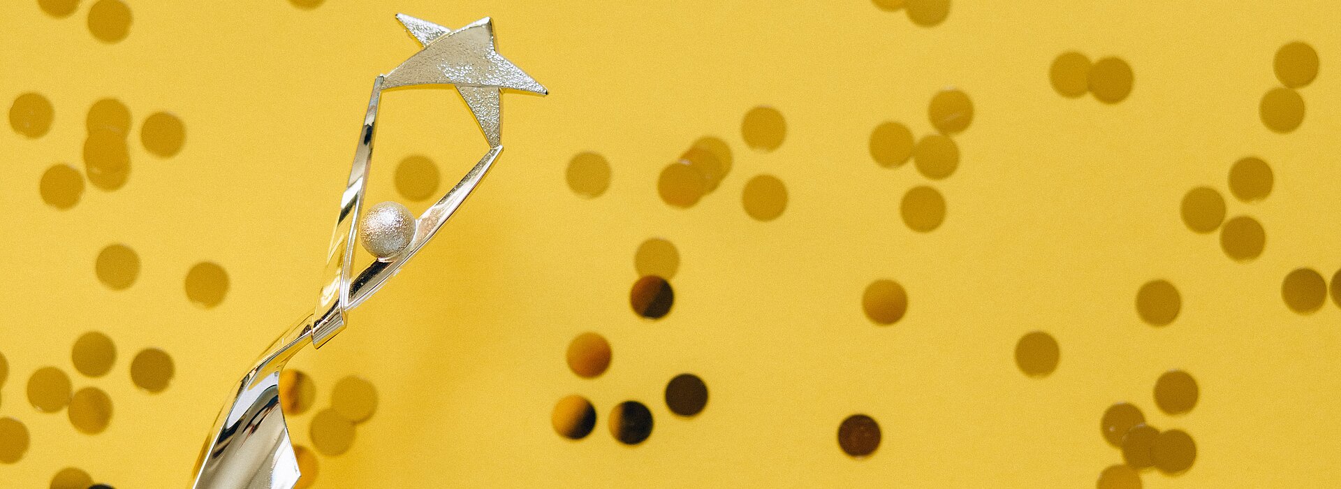 Troféu dourado em fundo amarelo