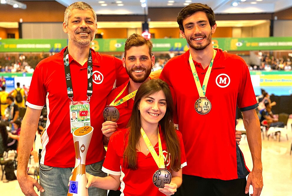 Imagem com o professor Alexandre Amaro e os atletas vencedores do Mackenzie