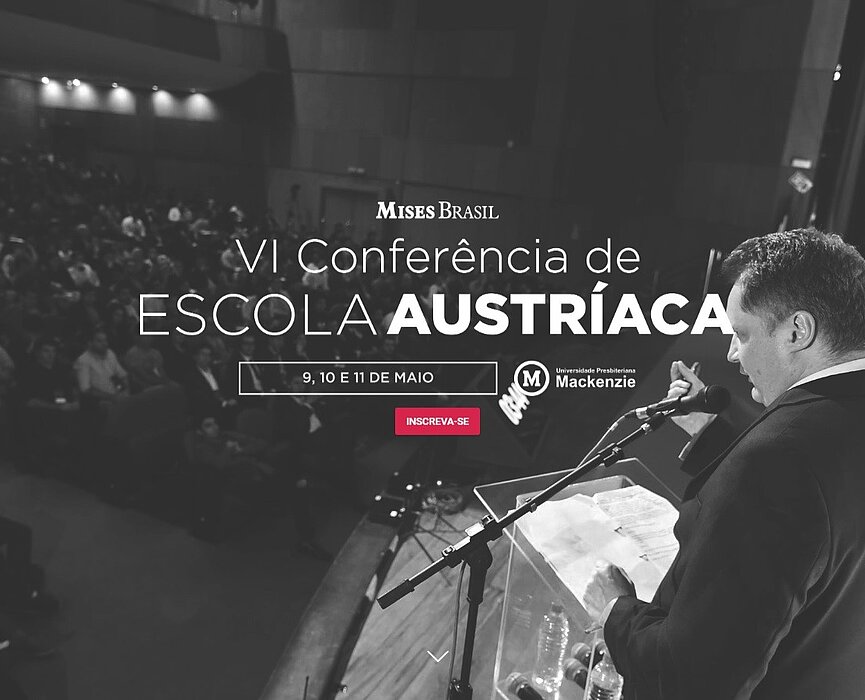 homem palestrando para auditório. Foto em preto e branco