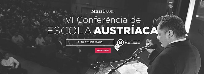 homem palestrando para auditório. Foto em preto e branco