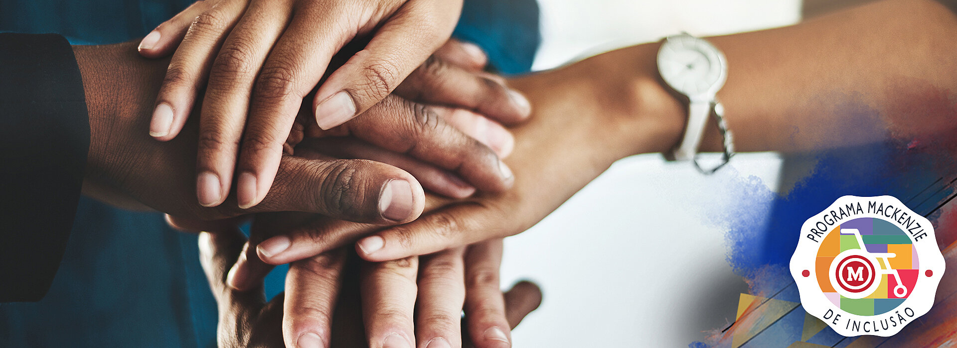 Selo do Programa Mackenzie de Inclusão: contém mãos sobrepostas