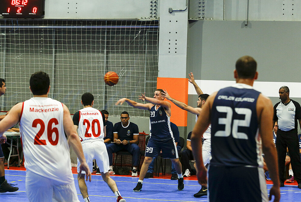 Atletas do Mackenzie e da Escola Naval durante disputa do basquete.  