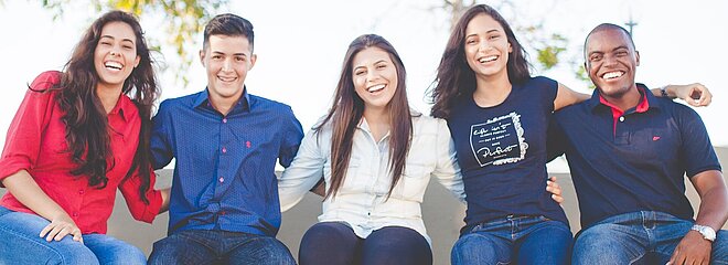 grupo de amigos sentados juntos e sorrindo