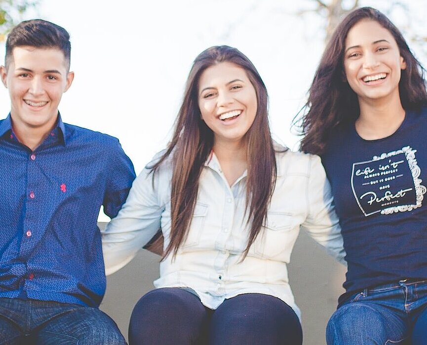 grupo de amigos sentados juntos e sorrindo