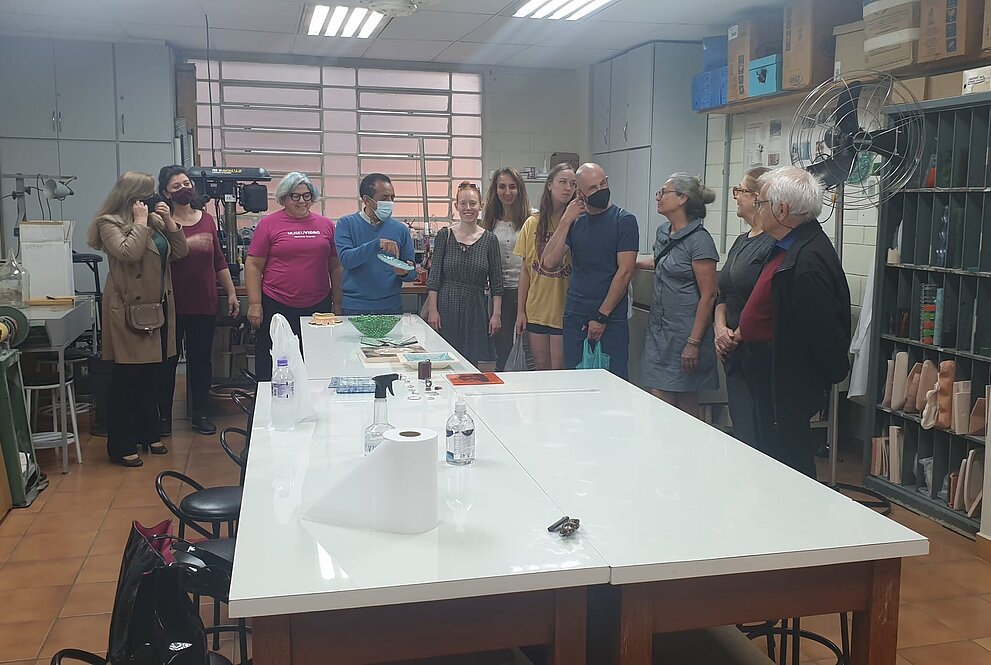 Foto com mackenzistas e a comitiva alemã em oficina do Mackenzie.