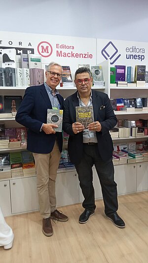 Organizadores com os livros lançados na Bienal Organizadores com os livros lançados na Bienal