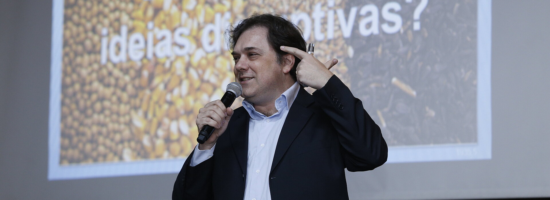 Paulo Silvestre durante apresentação no palco do auditório escola americana no mackenzie