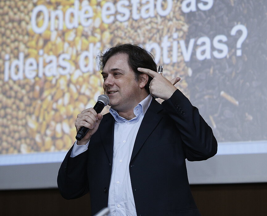 Paulo Silvestre durante apresentação no palco do auditório escola americana no mackenzie