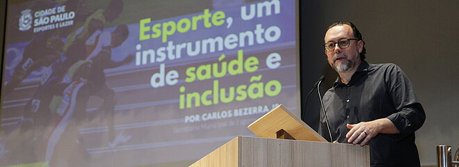 Homem palestrando em um púlpito