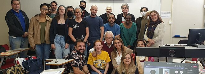 Foto com mackenzistas e a comitiva alemã em oficina do Mackenzie.