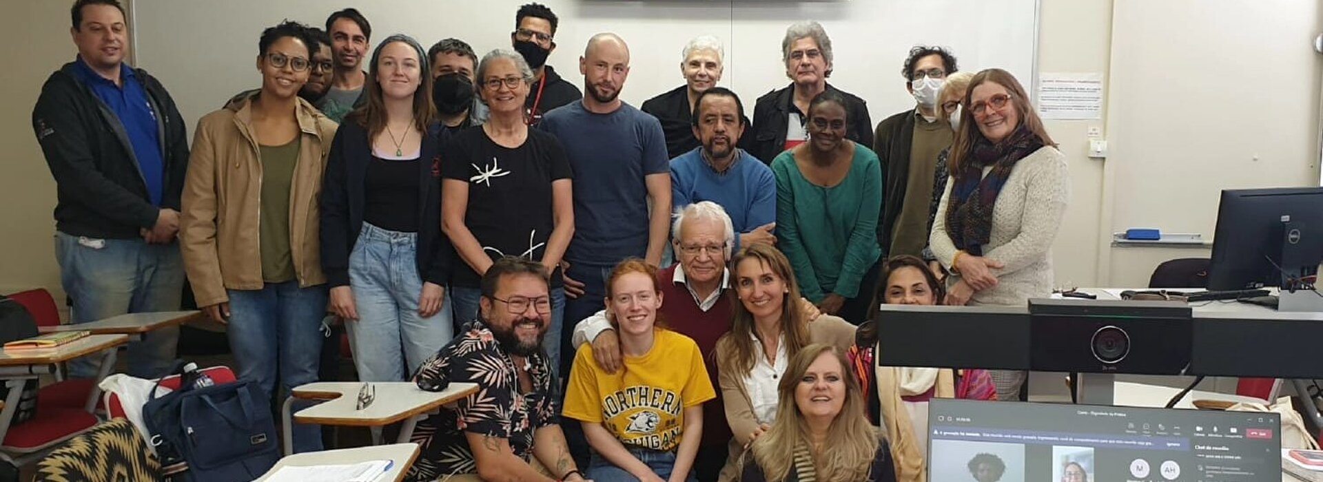 Foto com mackenzistas e a comitiva alemã em oficina do Mackenzie.