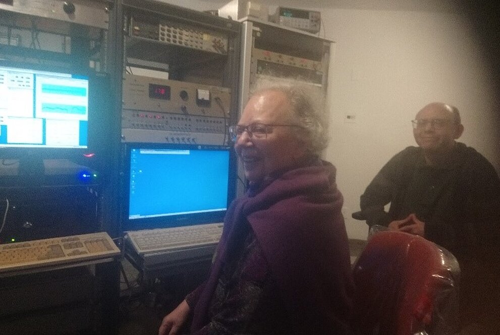 senhora observa computadores em laboratório