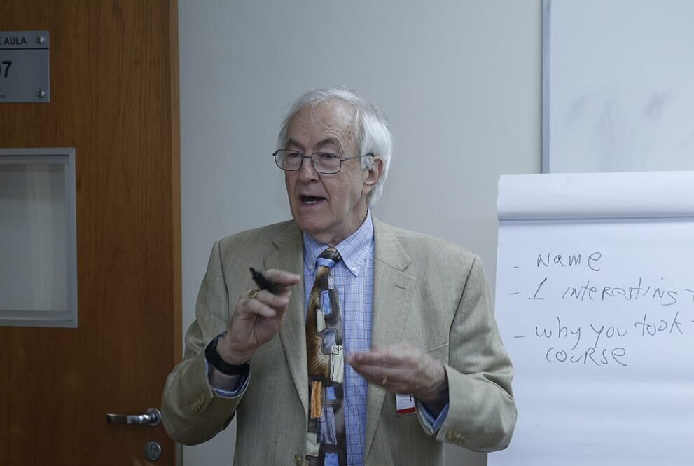Richard Roe dando aula para a turma do curso Risk Management in Law, Business & the Stewardship of Nature’s Capital na sala de aula. 