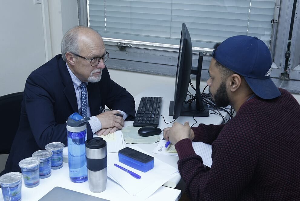 Walter Bardenwerper com o estudante Rodrigo Paixão na sala de aula.