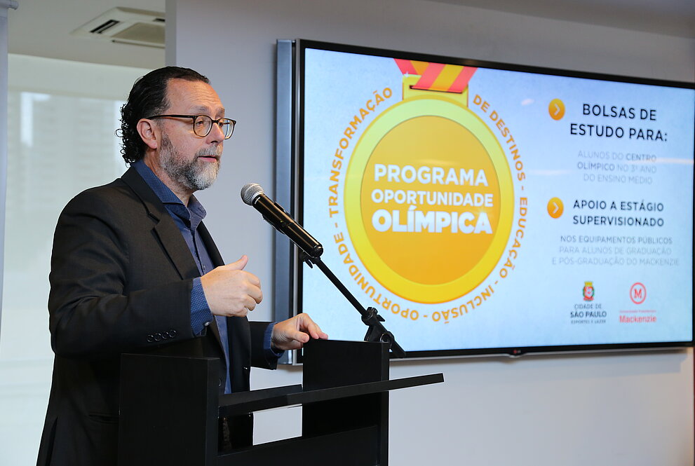 Homem fazendo discurso em púlpito