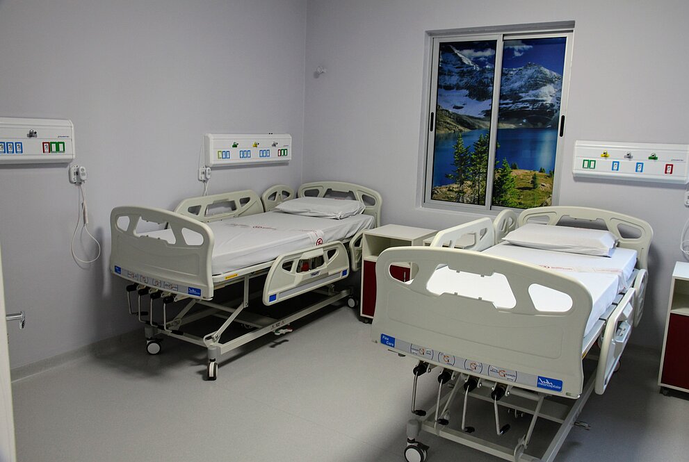 camas hospitalares em um quarto claro e limpo