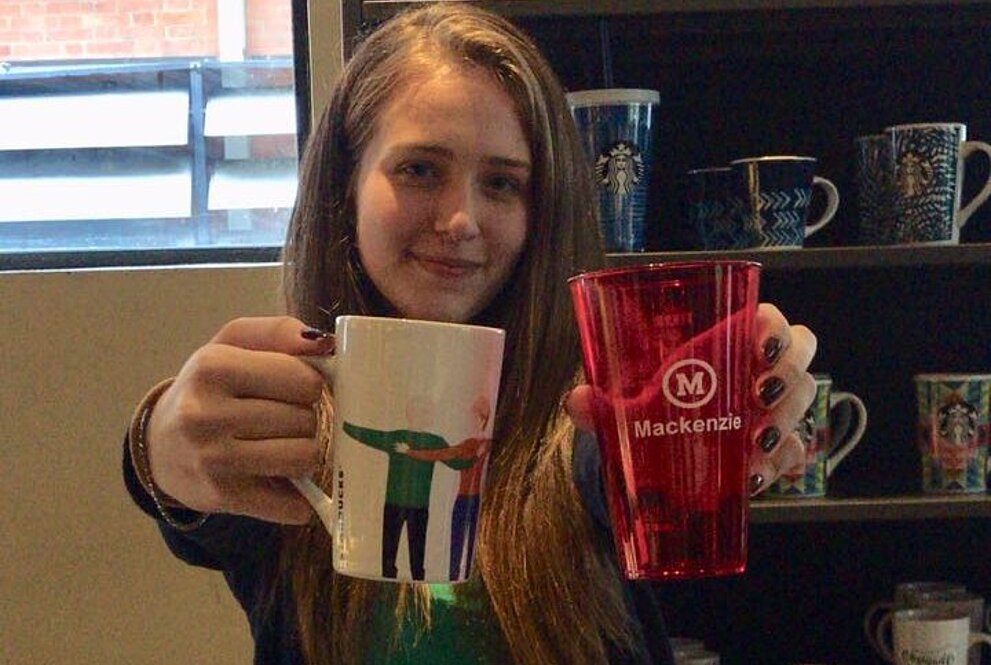 Caneca da Starbucks e copo do Mackenzie.