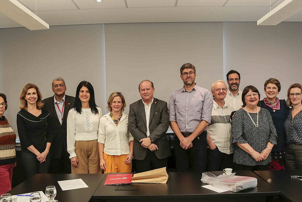 autoridades de pé, posando para foto