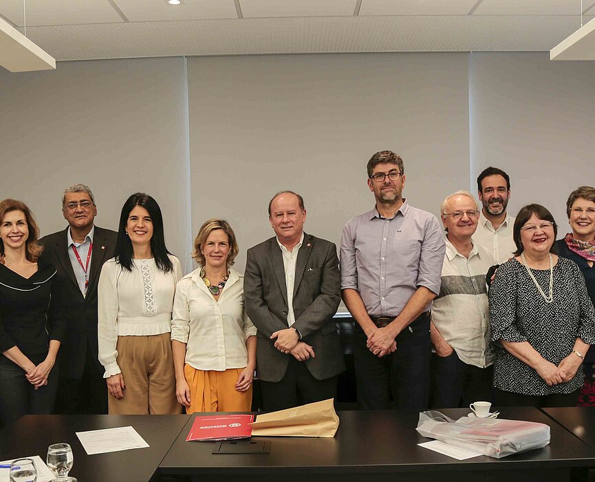 autoridades de pé, posando para foto