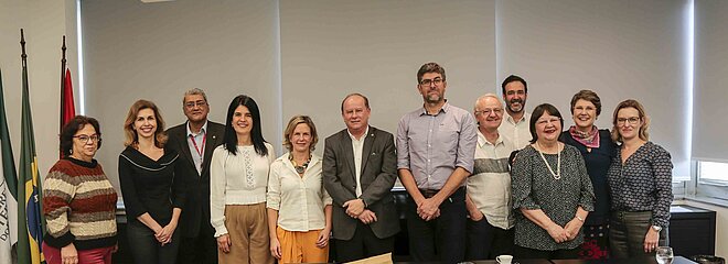 autoridades de pé, posando para foto