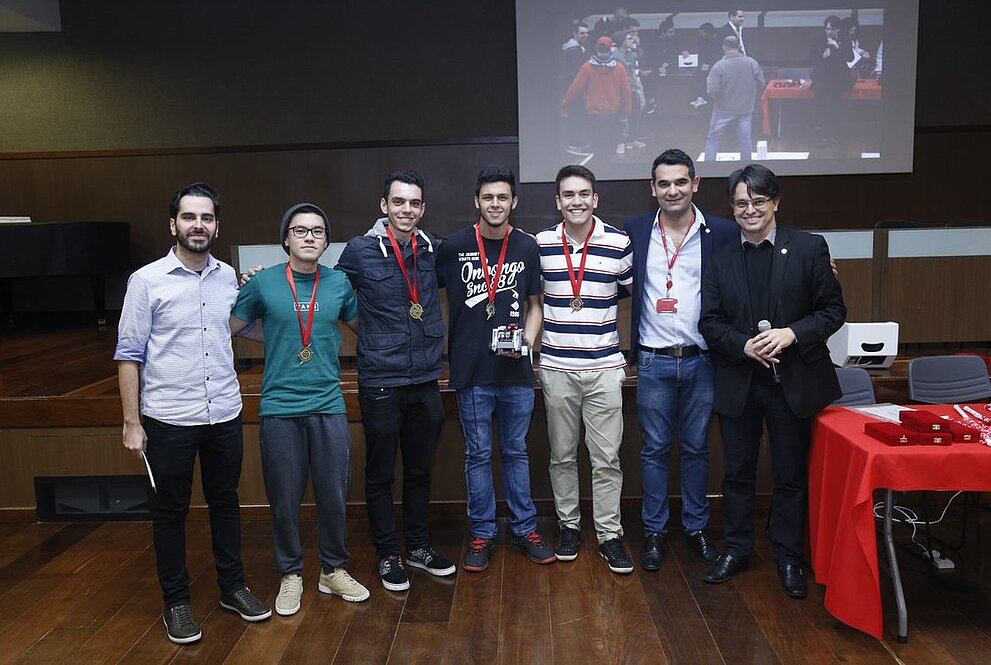Equipe vencedora com o professor de Engenharia e o representante da empresa Festo.