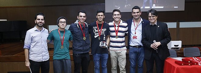Equipe vencedora com o professor de Engenharia e o representante da empresa Festo.